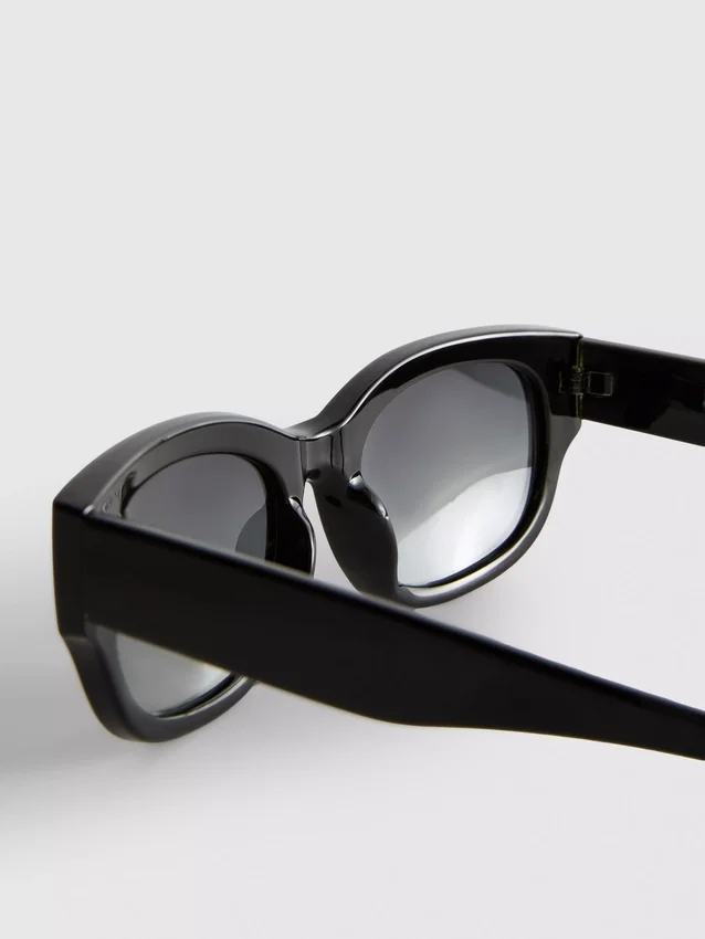 Klobige, eckige Sonnenbrille