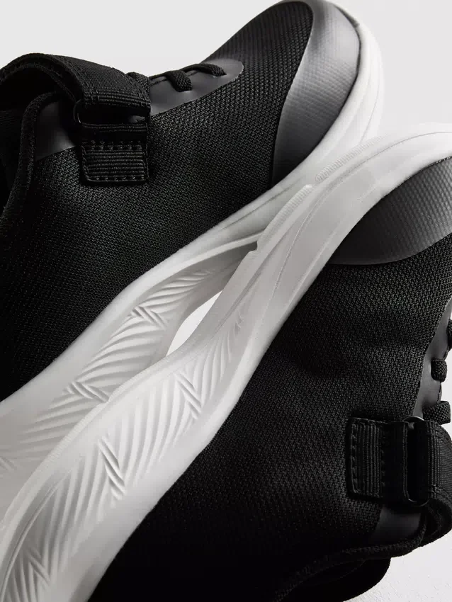 Klobige Low-Top-Sneaker