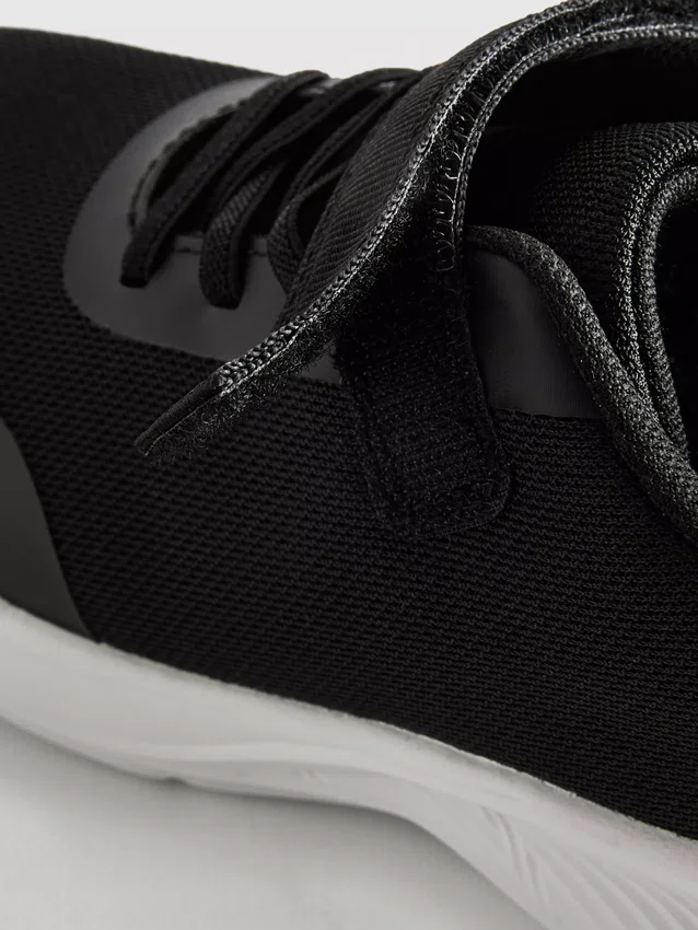 Klobige Low-Top-Sneaker