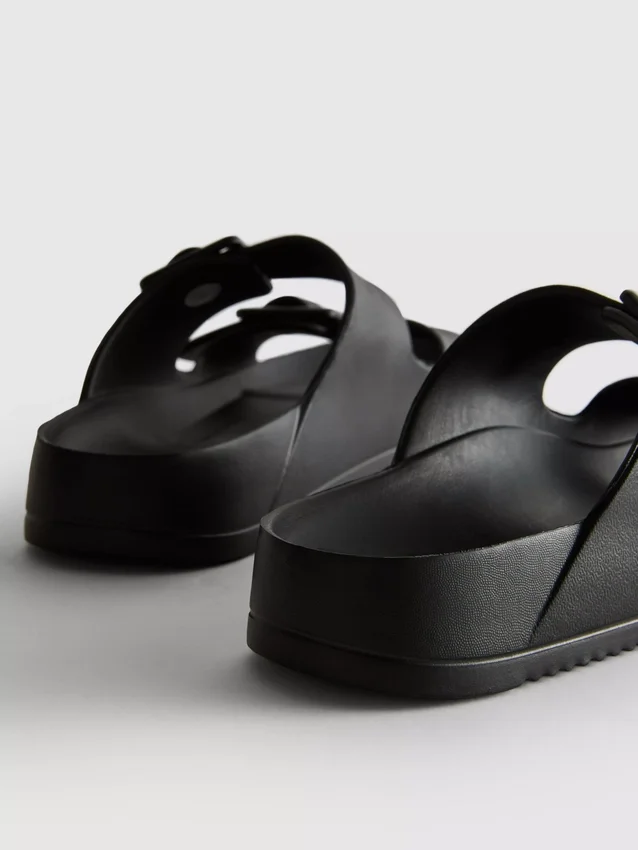 Klobige Sandalen mit doppeltem Schnallenriemen