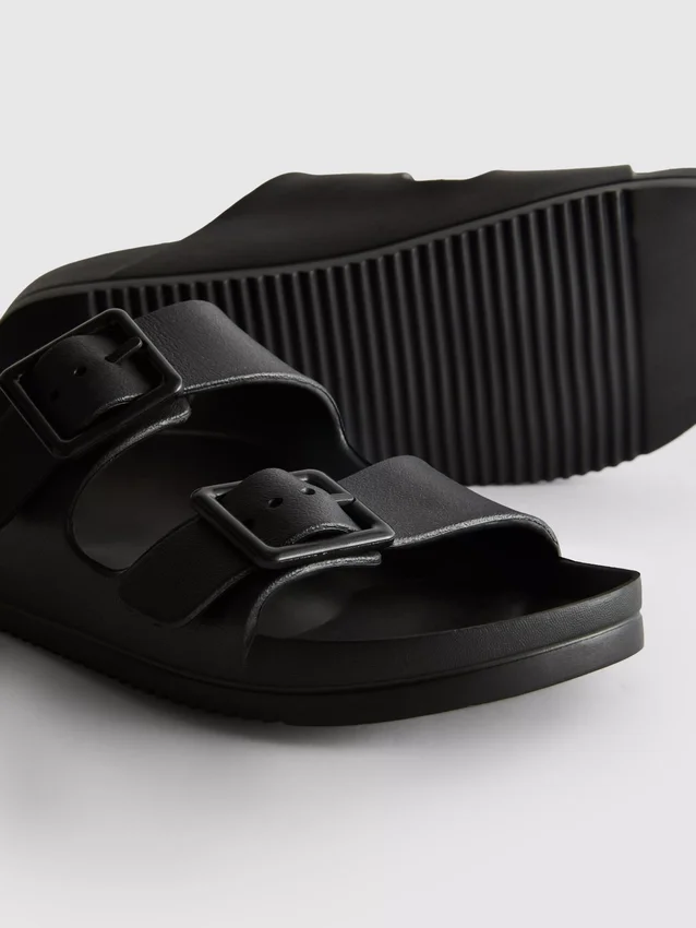 Klobige Sandalen mit doppeltem Schnallenriemen