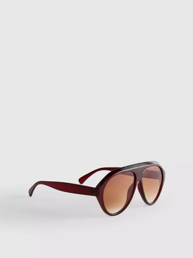 Klobige Sonnenbrille im Pilotenstil