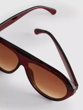 Klobige Sonnenbrille im Pilotenstil