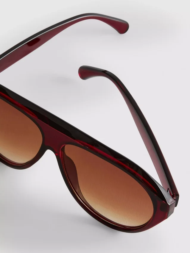 Klobige Sonnenbrille im Pilotenstil