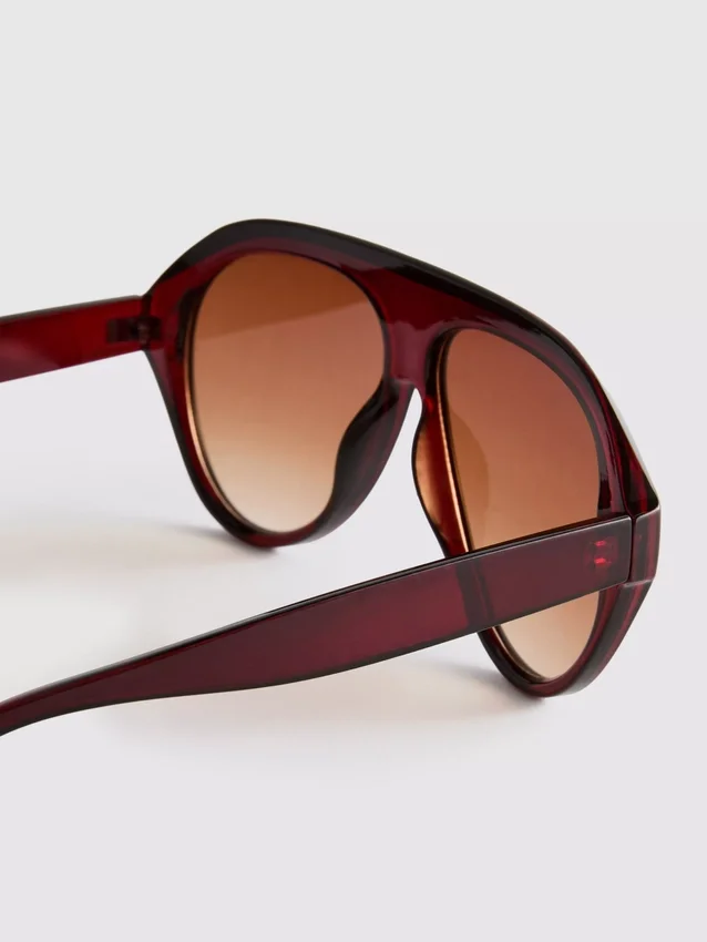 Klobige Sonnenbrille im Pilotenstil