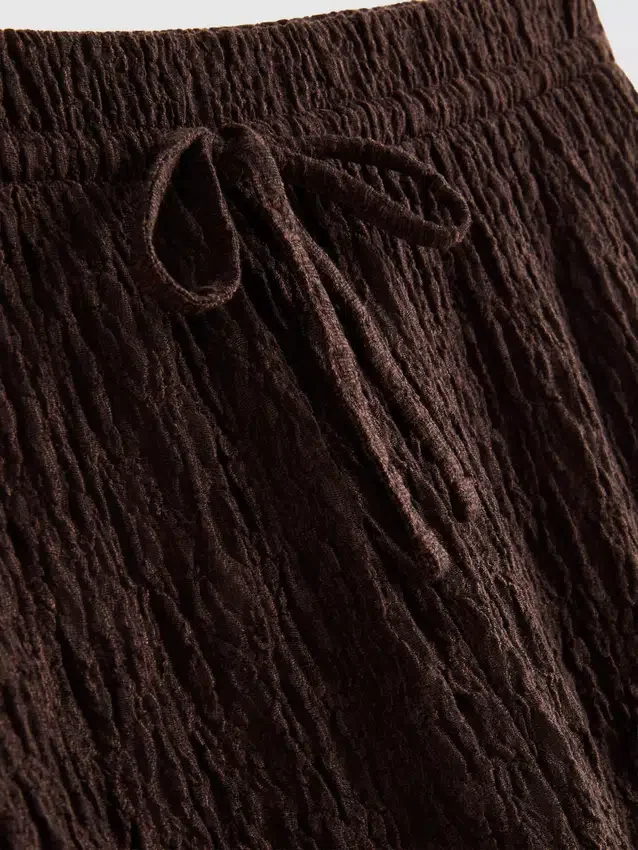 Knautschige Hose mit geradem Bein und Kordelzug