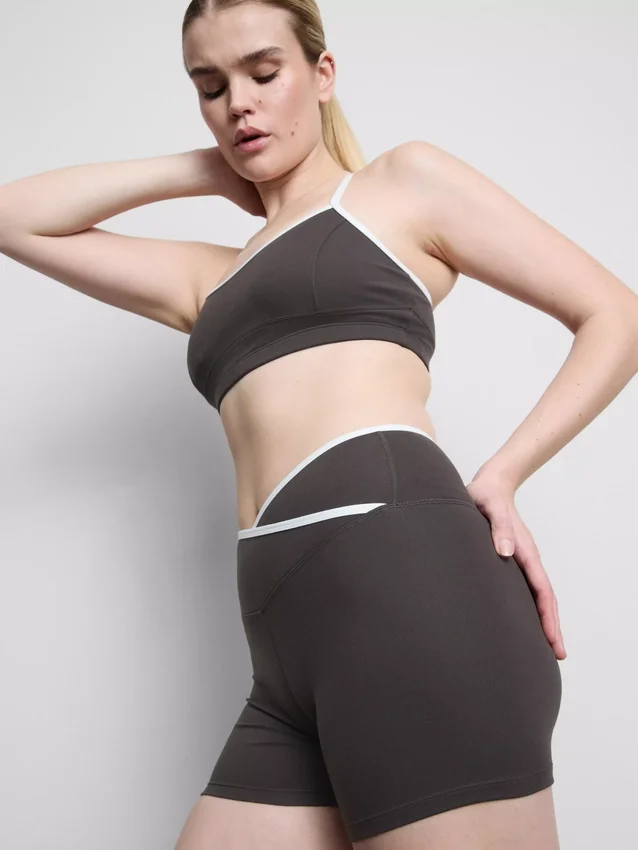 Kontrastfarbene Active-Shorts mit Überkreuz-Design