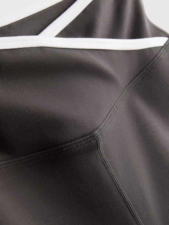 Kontrastfarbene Active-Shorts mit Überkreuz-Design