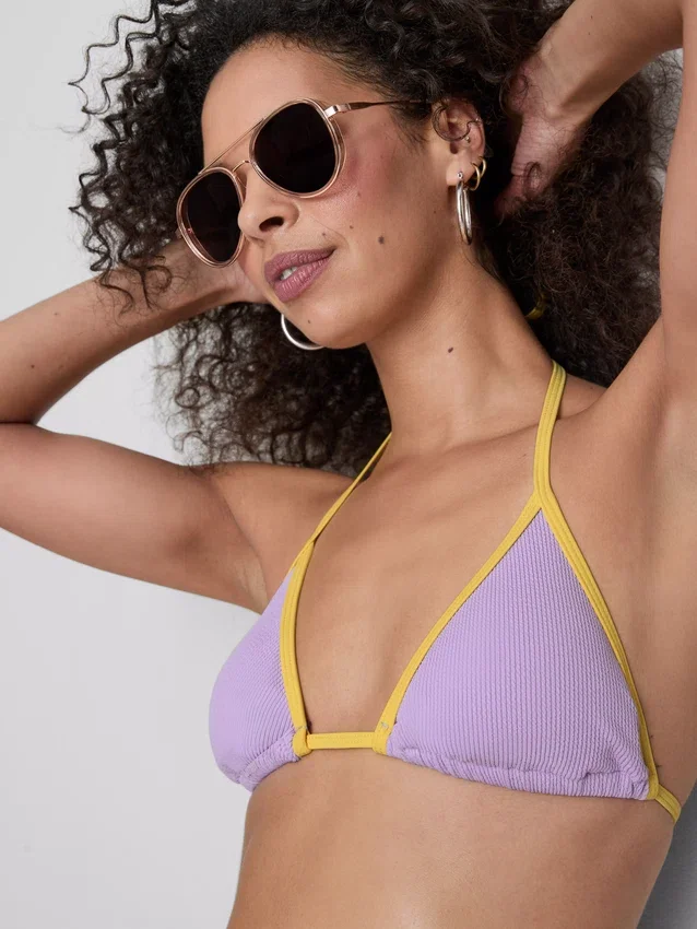 Kräuselt-Bikini-Oberteil mit kontrastierendem Dreieck