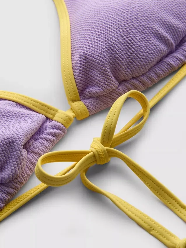 Kräuselt-Bikini-Oberteil mit kontrastierendem Dreieck