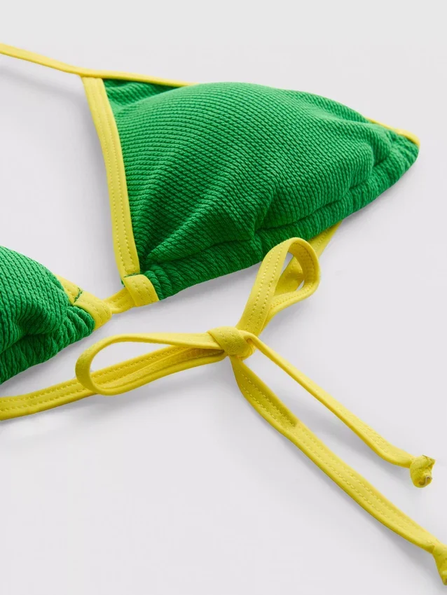 Kräuselt-Bikini-Oberteil mit kontrastierendem Dreieck