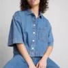 Kürzliches, kastenförmiges Hemd aus Baumwoll-Denim