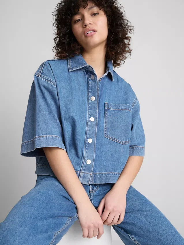 Kürzliches, kastenförmiges Hemd aus Baumwoll-Denim