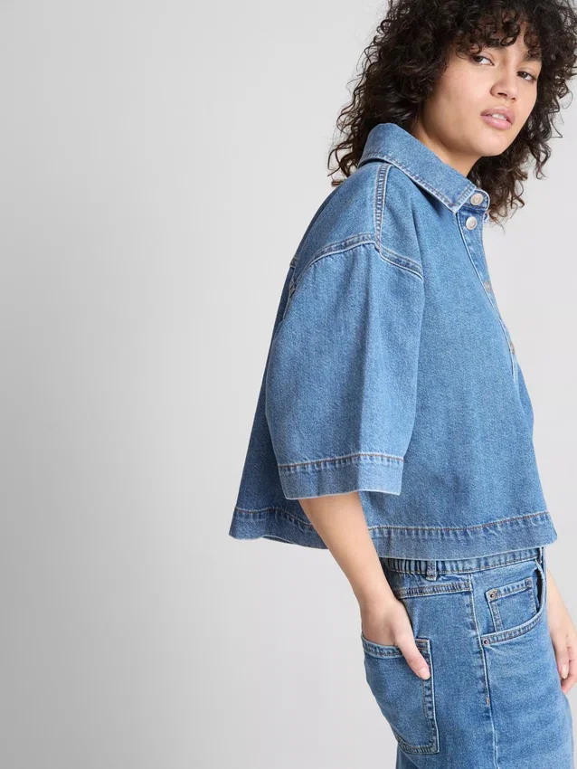 Kürzliches, kastenförmiges Hemd aus Baumwoll-Denim