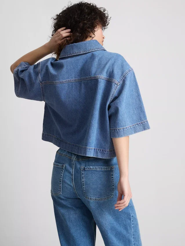 Kürzliches, kastenförmiges Hemd aus Baumwoll-Denim