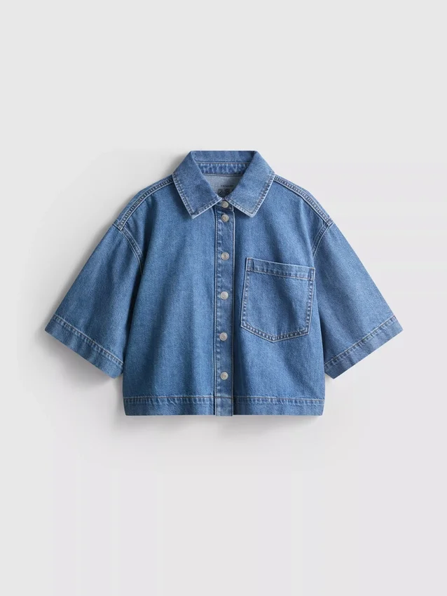 Kürzliches, kastenförmiges Hemd aus Baumwoll-Denim
