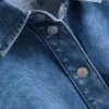 Kürzliches, kastenförmiges Hemd aus Baumwoll-Denim