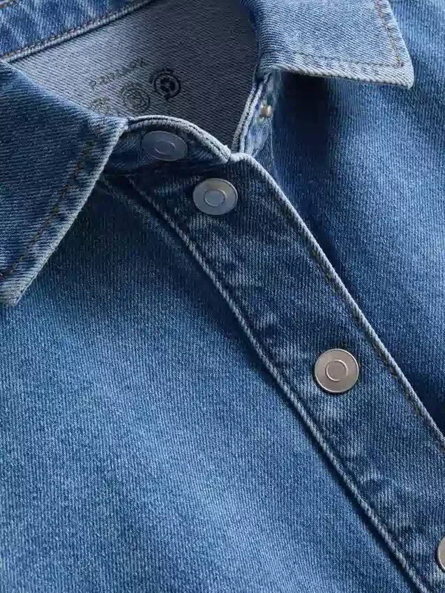 Kürzliches, kastenförmiges Hemd aus Baumwoll-Denim
