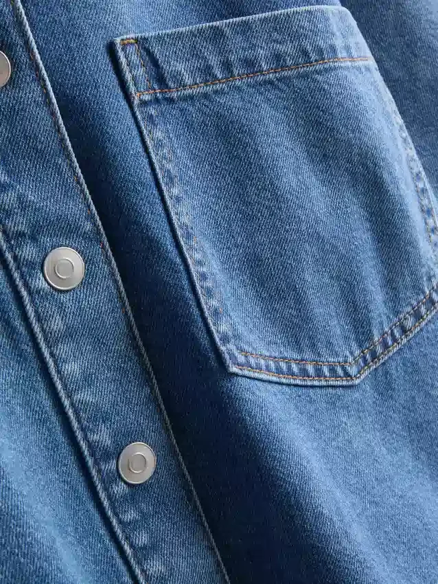 Kürzliches, kastenförmiges Hemd aus Baumwoll-Denim