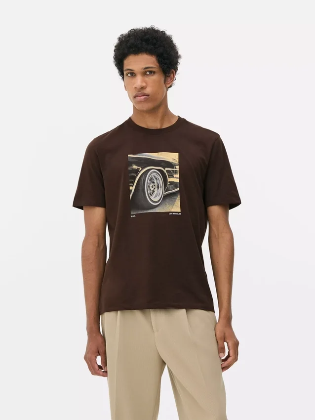 Kurzarm-T-Shirt mit Autoreifen-Motiv