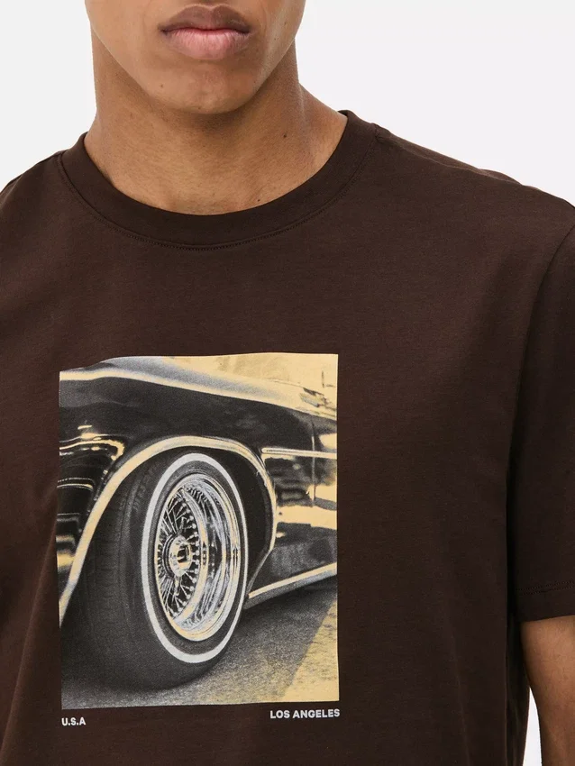 Kurzarm-T-Shirt mit Autoreifen-Motiv