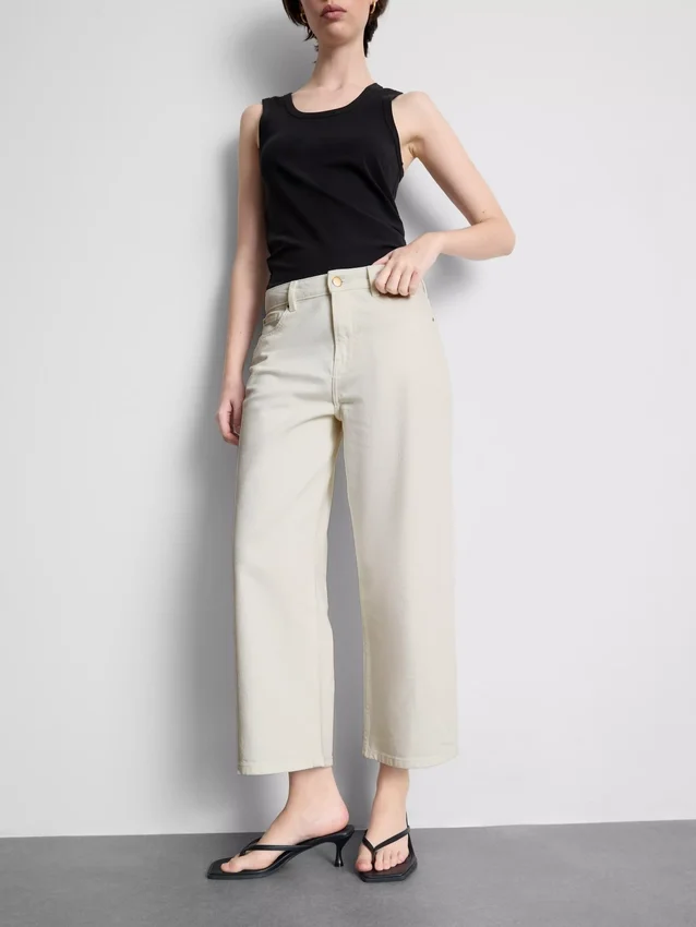 Kurze Denim-Jeans mit weitem Bein