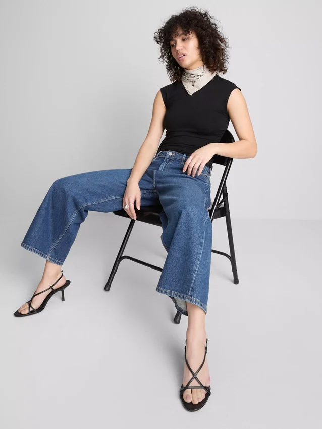 Kurze Denim-Jeans mit weitem Bein