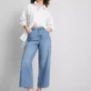 Kurze Denim-Jeans mit weitem Bein