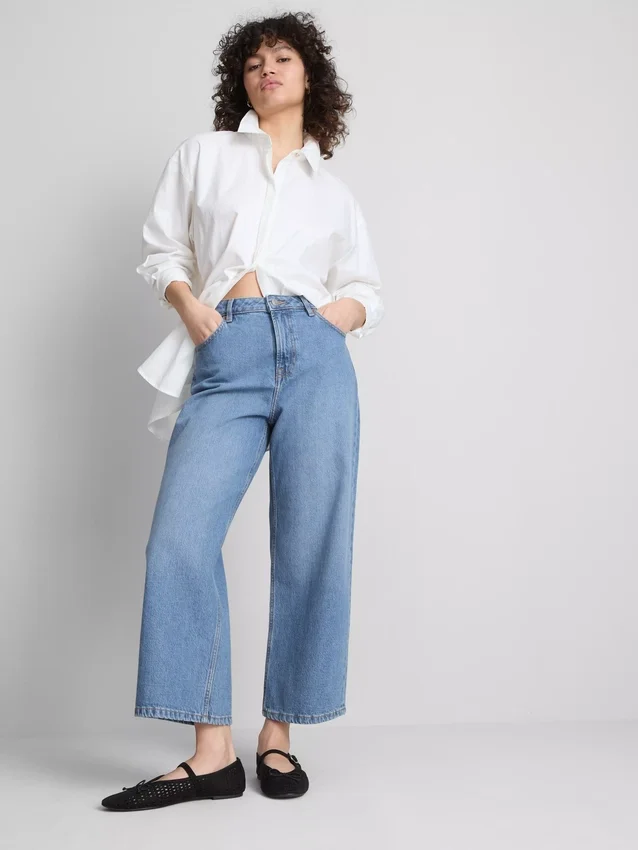 Kurze Denim-Jeans mit weitem Bein
