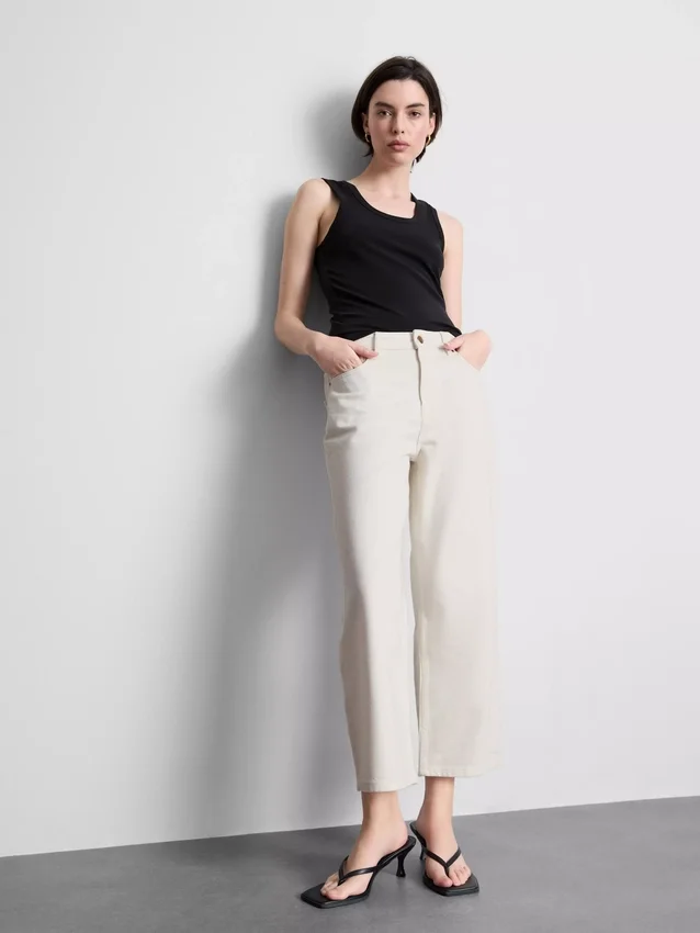 Kurze Denim-Jeans mit weitem Bein