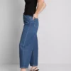 Kurze Denim-Jeans mit weitem Bein