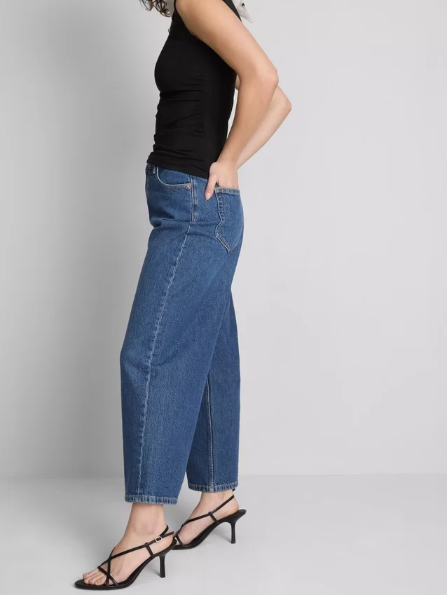 Kurze Denim-Jeans mit weitem Bein