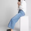 Kurze Denim-Jeans mit weitem Bein