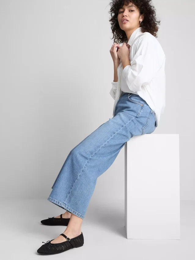 Kurze Denim-Jeans mit weitem Bein