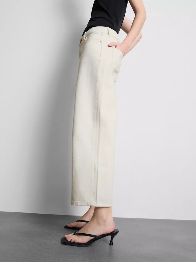 Kurze Denim-Jeans mit weitem Bein