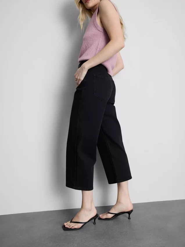 Kurze Denim-Jeans mit weitem Bein