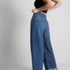 Kurze Denim-Jeans mit weitem Bein