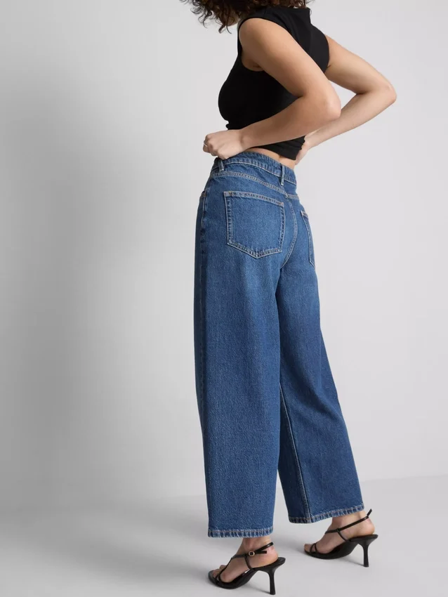 Kurze Denim-Jeans mit weitem Bein