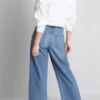 Kurze Denim-Jeans mit weitem Bein