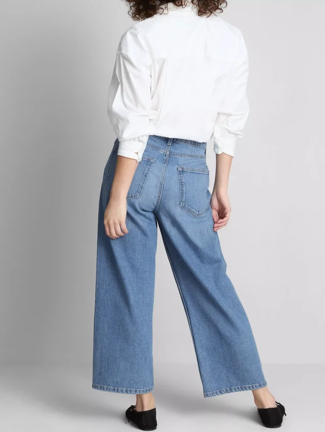 Kurze Denim-Jeans mit weitem Bein