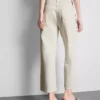 Kurze Denim-Jeans mit weitem Bein