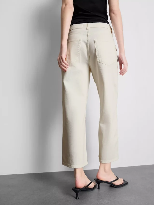 Kurze Denim-Jeans mit weitem Bein