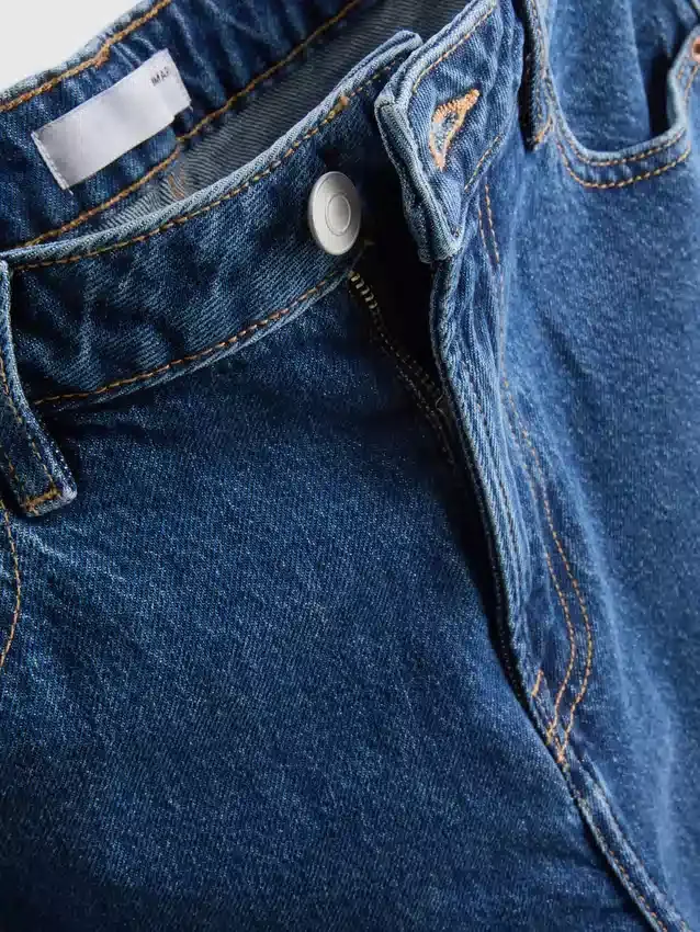 Kurze Denim-Jeans mit weitem Bein
