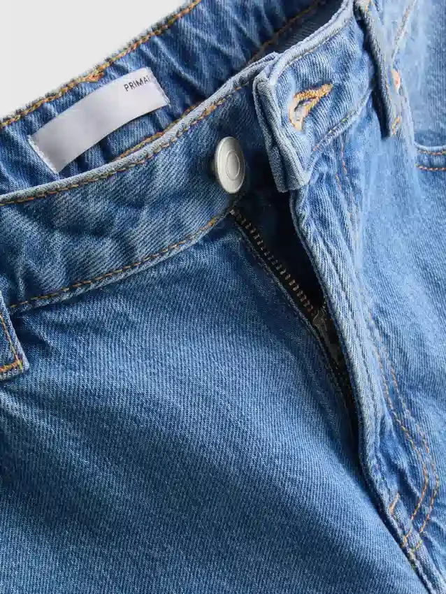 Kurze Denim-Jeans mit weitem Bein