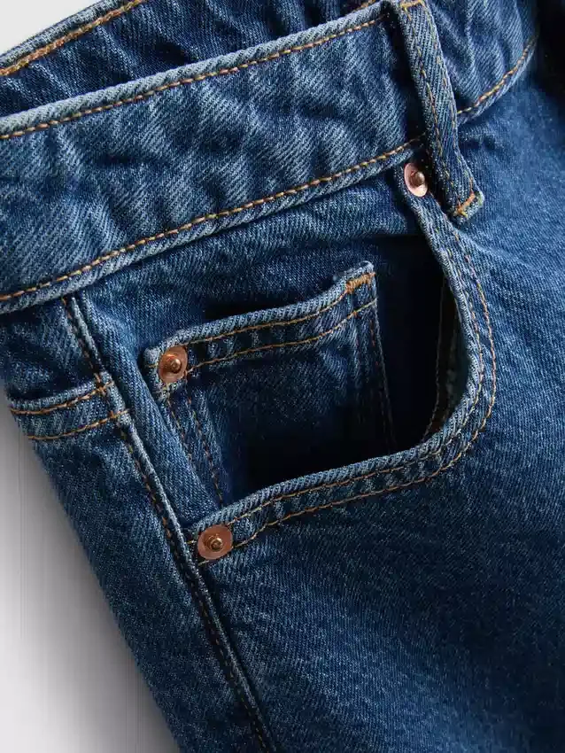 Kurze Denim-Jeans mit weitem Bein