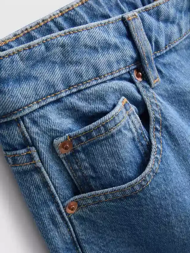 Kurze Denim-Jeans mit weitem Bein