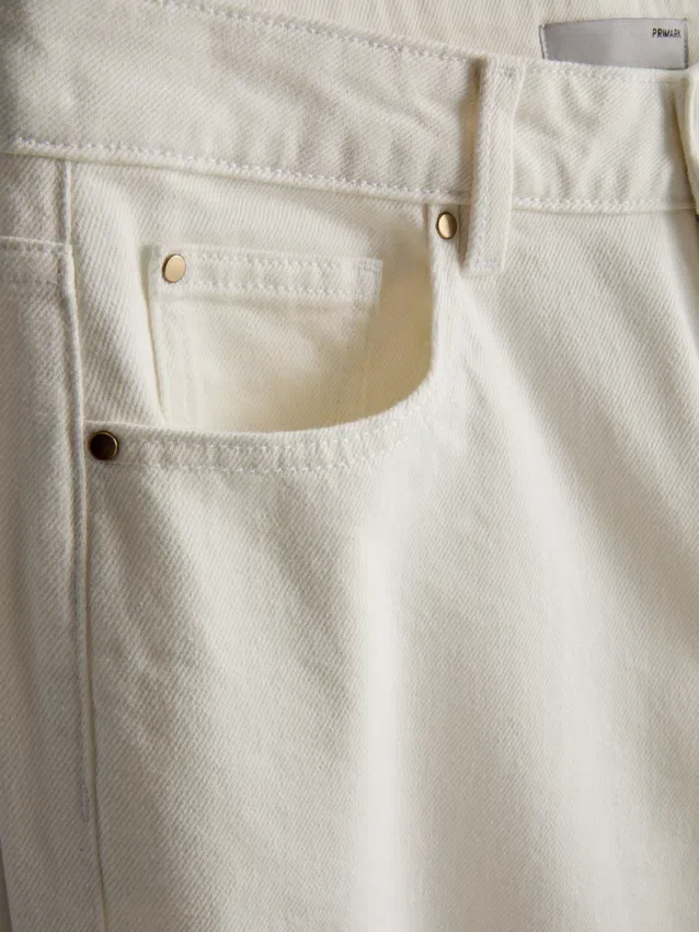 Kurze Denim-Jeans mit weitem Bein