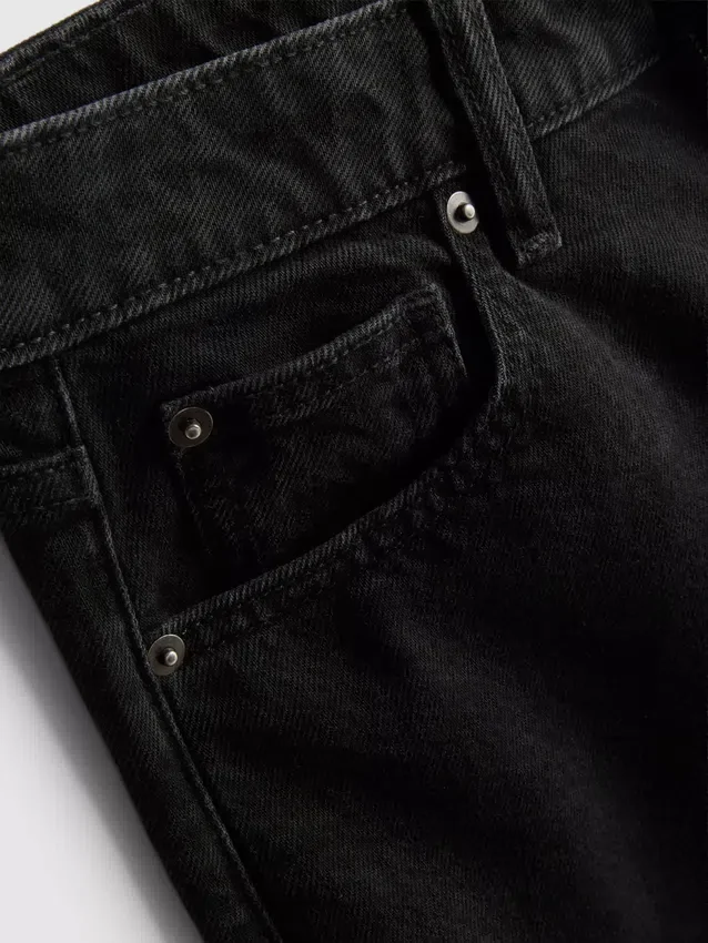Kurze Denim-Jeans mit weitem Bein