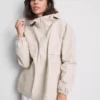 Kurze, taillierte Regenjacke