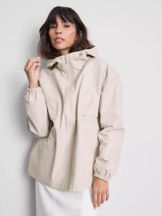 Kurze, taillierte Regenjacke
